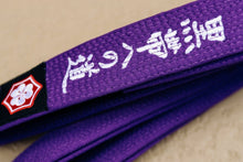 Charger l'image dans la galerie, Cinturón Kanji "El camino hacia el cinturón negro" - Morado - StockBJJ