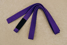 Charger l'image dans la galerie, Cinturón Kanji "El camino hacia el cinturón negro" - Morado - StockBJJ