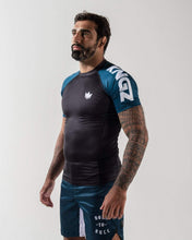 Cargar imagen en el visor de la galería, Rashguard Kingz Born To Rule Short Sleeve