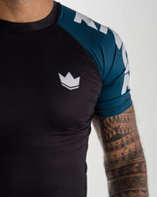 Cargar imagen en el visor de la galería, Rashguard Kingz Born To Rule Short Sleeve