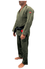Lade das Bild in den Galerie-Viewer, Kimono BJJ (GI) Maeda Red Label 3.0 Militärgrün - Weißer Gürtel enthalten

