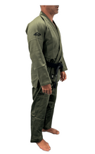 Lade das Bild in den Galerie-Viewer, Kimono BJJ (GI) Maeda Red Label 3.0 Militärgrün - Weißer Gürtel enthalten
