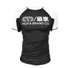 Carregar imagem no visualizador da galeria, Moya Brand Rashguard Scuderia III Manga Corta - Negro - StockBJJ

