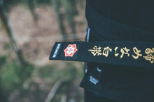 Cargar imagen en el visor de la galería, Cinturón Kanji  &quot;Un cinturón blanco que nunca se rindió&quot; - Negro con barra Roja - StockBJJ
