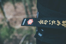 Carregar imagem no visualizador da galeria, Cinturón Kanji  &quot;Un cinturón blanco que nunca se rindió&quot; - Negro con barra Roja - StockBJJ
