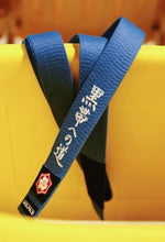 Lade das Bild in den Galerie-Viewer, Cinturón Kanji  &quot;El camino hacia el cinturón negro&quot; - Azul - StockBJJ
