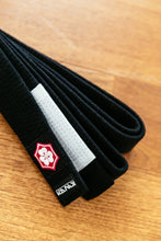 Charger l&#39;image dans la galerie, Cinturón Kanji  &quot;Original&quot; - Negro con barra Blanca - StockBJJ
