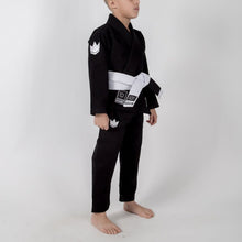 Lade das Bild in den Galerie-Viewer, Kimono Kingz Kid´s The One Negro con cinturón blanco - StockBJJ
