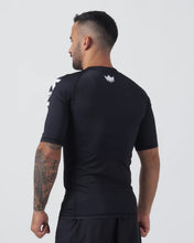 Charger l&#39;image dans la galerie, Rashguard Kingz Kore V2 à manches courtes - noir
