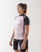 Lade das Bild in den Galerie-Viewer, Rashguard Kingz geboren, um die Kurzarm der Frauen zu regieren, Rosa
