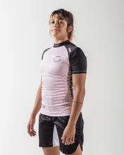 Lade das Bild in den Galerie-Viewer, Rashguard Kingz geboren, um die Kurzarm der Frauen zu regieren, Rosa
