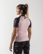 Lade das Bild in den Galerie-Viewer, Rashguard Kingz geboren, um die Kurzarm der Frauen zu regieren, Rosa
