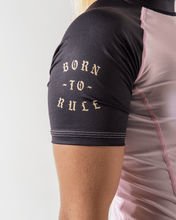 Lade das Bild in den Galerie-Viewer, Rashguard Kingz geboren, um die Kurzarm der Frauen zu regieren, Rosa
