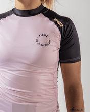 Lade das Bild in den Galerie-Viewer, Rashguard Kingz geboren, um die Kurzarm der Frauen zu regieren, Rosa

